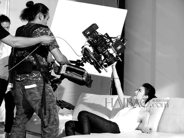 点击大图看下一张：景甜巴黎欧莱雅代言花絮