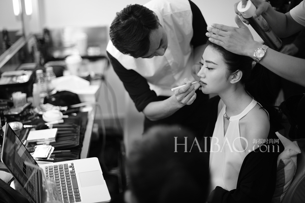 点击大图看下一张:景甜巴黎欧莱雅代言花絮