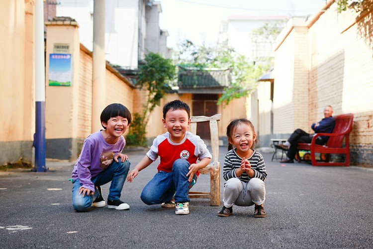 点击大图看下一张：小巷里的朋友