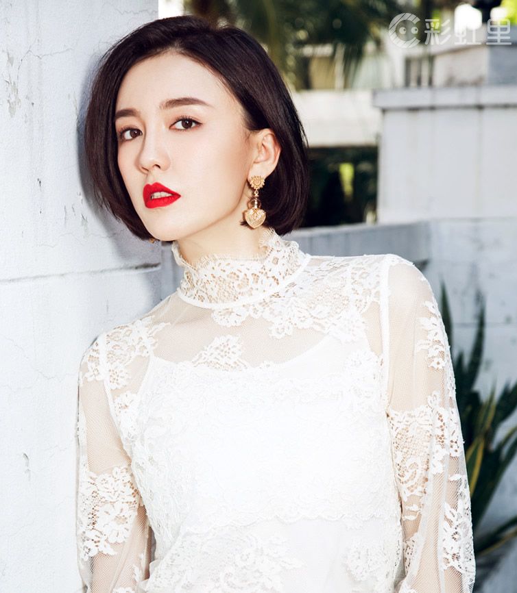 点击大图看下一张:吕佳容短发发型写真 红唇妩媚撩人