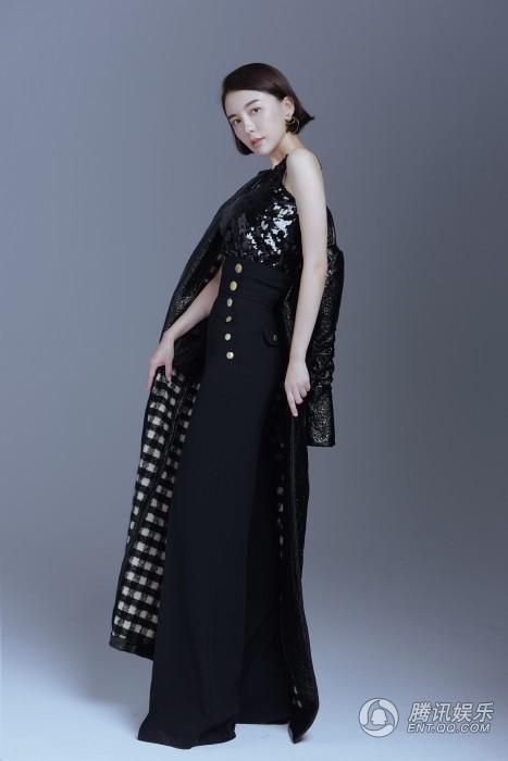 点击大图看下一张：吕佳容干练帅气的写真图片 长裤细腰乐享春光