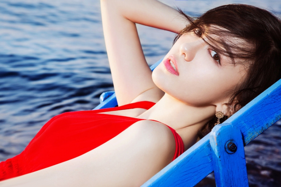 点击大图看下一张：吕佳容海滩写真 一袭红裙性感撩人