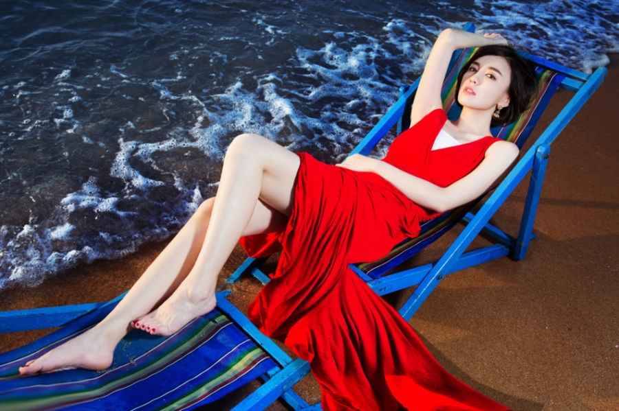 点击大图看下一张：吕佳容海滩写真 一袭红裙性感撩人