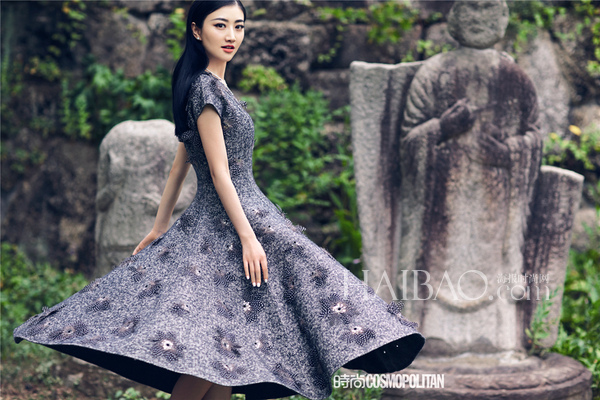 点击大图看下一张：景甜登深秋潮搭优雅摩登