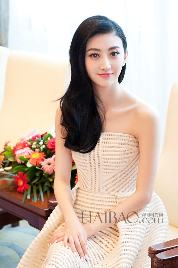 点击大图看下一张:景甜身着白色抹胸连身短裙