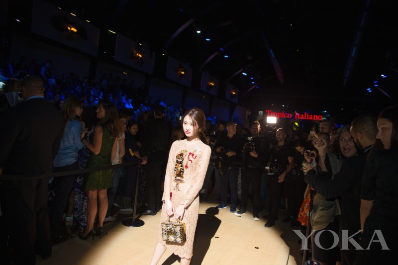 点击大图看下一张：张慧雯亮相米兰时装周