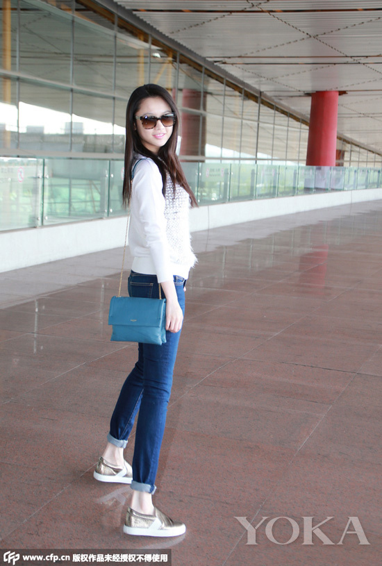 点击大图看下一张：张慧雯现身机场赶赴巴黎