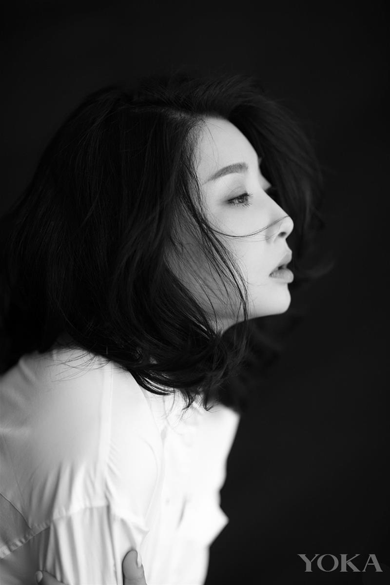 点击大图看下一张：殷桃黑白质感大片曝光 眼神彰显性感大气