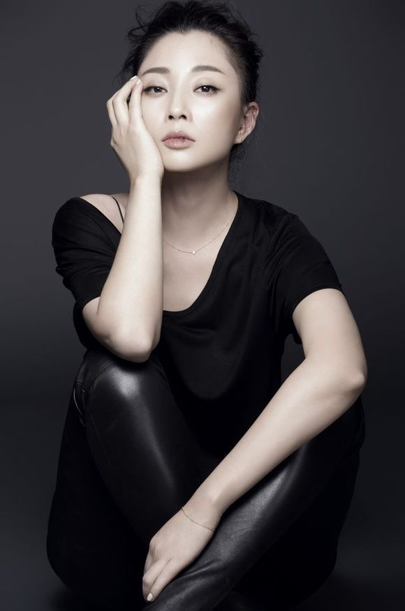 点击大图看下一张：殷桃全新黑色大片曝光 裸肩展现随性态度