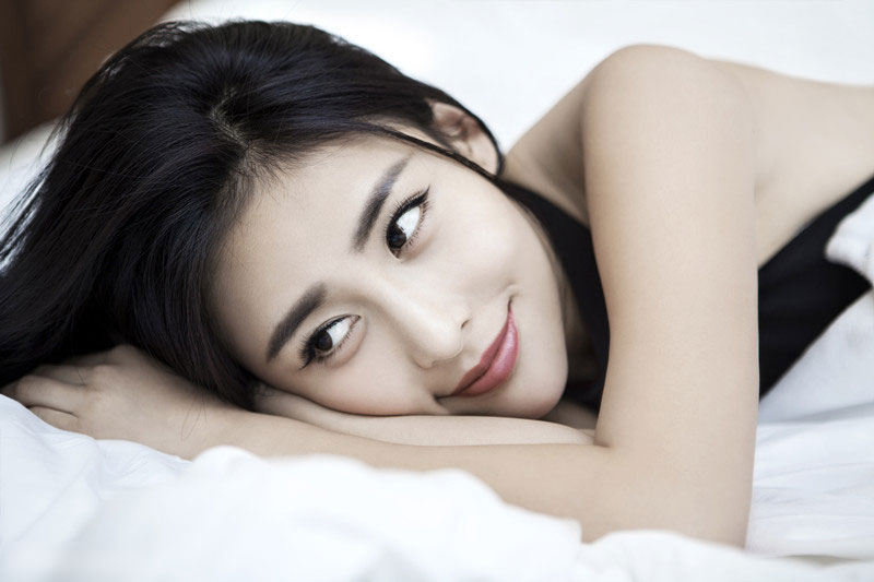 点击大图看下一张:贾青上演床上诱惑