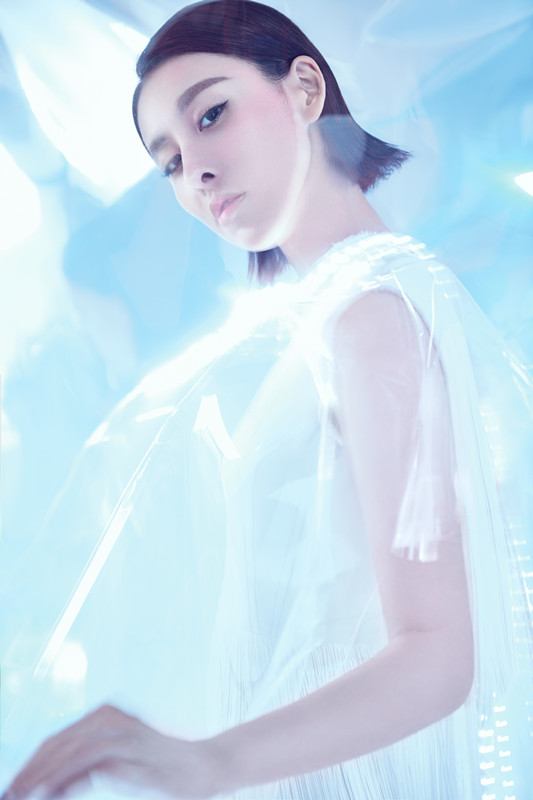 点击大图看下一张：贾青生日写真大片 光影变幻未来感十足