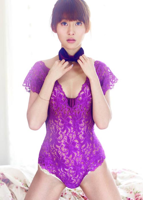 点击大图看下一张：贾青写真首登《男人装》 以春天的名义性感