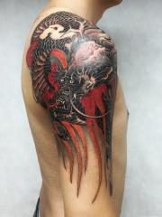 男性手臂黑色霸气的红云黑龙纹身图案