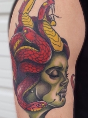 手臂上满头红色蛇的美杜莎纹身图片