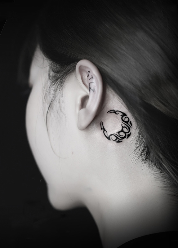 点击大图看下一张：女生耳后月亮图腾纹身图案