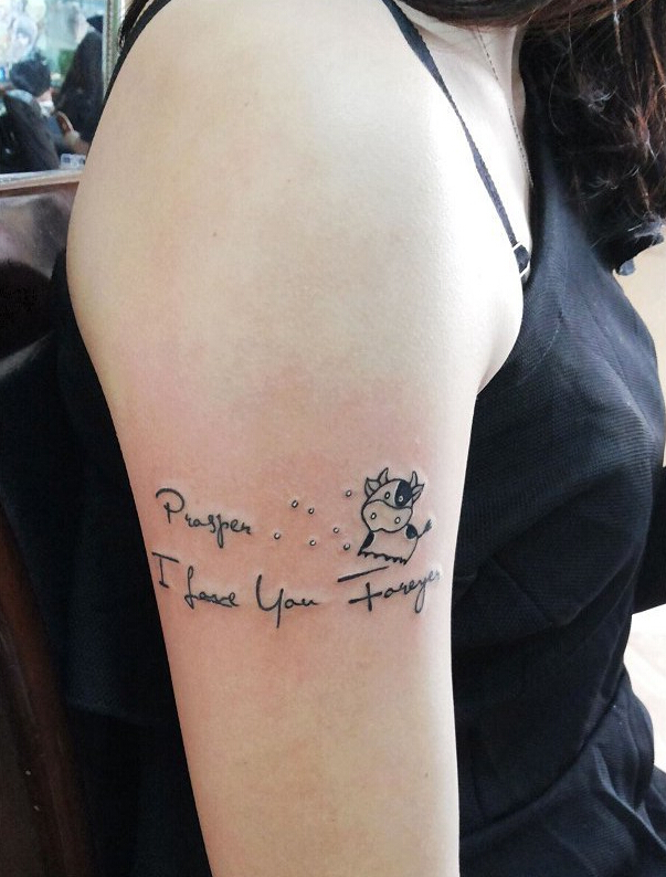 点击大图看下一张：女生手臂可爱小牛和烙印字母纹身图片