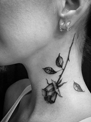 性感的黑灰色花卉纹身图案来自纹身师塔利