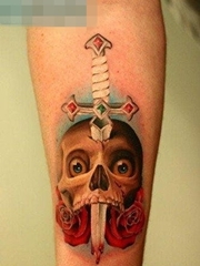 男人手臂霸气经典的匕首与骷髅纹身图案