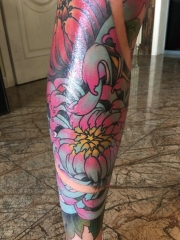 包小腿彩色菊花纹身图案非常抢眼