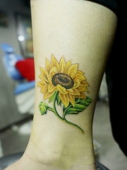 腿部彩绘向日葵纹身图案