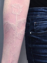 手臂一支隐形玫瑰纹身图案