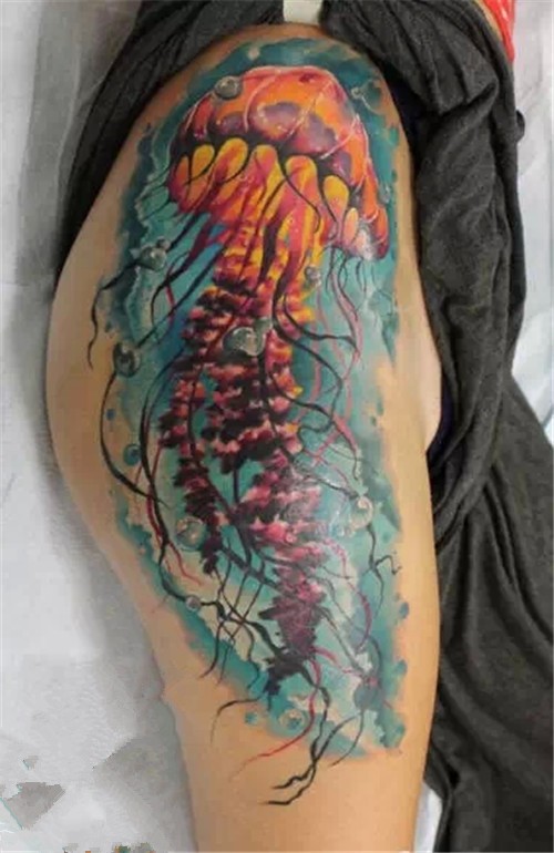 点击大图看下一张：女性大腿一只巨型彩绘水母纹身