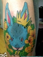 腿后部的蓝色兔子纹身图片