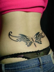 女性个性的腰部蝴蝶图腾刺青