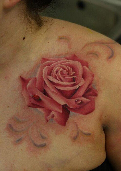 点击大图看下一张：欧美彩绘胸部写实玫瑰花刺青图片