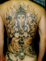 男性满背经典的象神纹身图案
