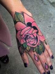 女生个性张扬的一款手背花朵纹身图案