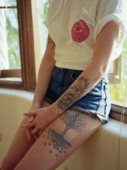 个性女生小手臂大腿卡通娃大树纹身图
