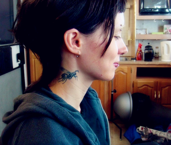 点击大图看下一张：电影龙刺青的女孩颈部蜜蜂刺青
