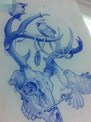 一张很酷经典的鹿头骷髅纹身图案