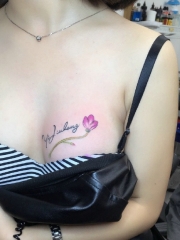 女生性感胸部上小情感英文花蕊纹身图案