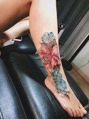 小腿鲜艳的花卉彩绘纹身图案