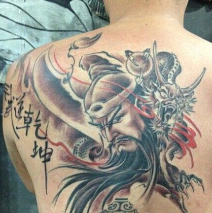 点击大图看下一张：男士背部个性的中文关公和龙纹身