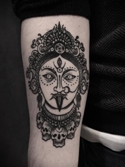 精致的黑色装饰风格纹身图案来自于纹身师尼古拉（Nicola Mantineo）