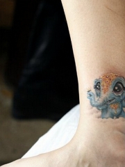 女性腿部可爱的蓝色流泪小象纹身图案