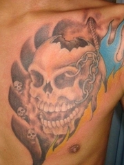 威猛男人胸膛恐怖骷髅纹身图片