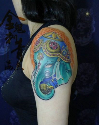 点击大图看下一张：一款女生手臂彩色象神纹身图案