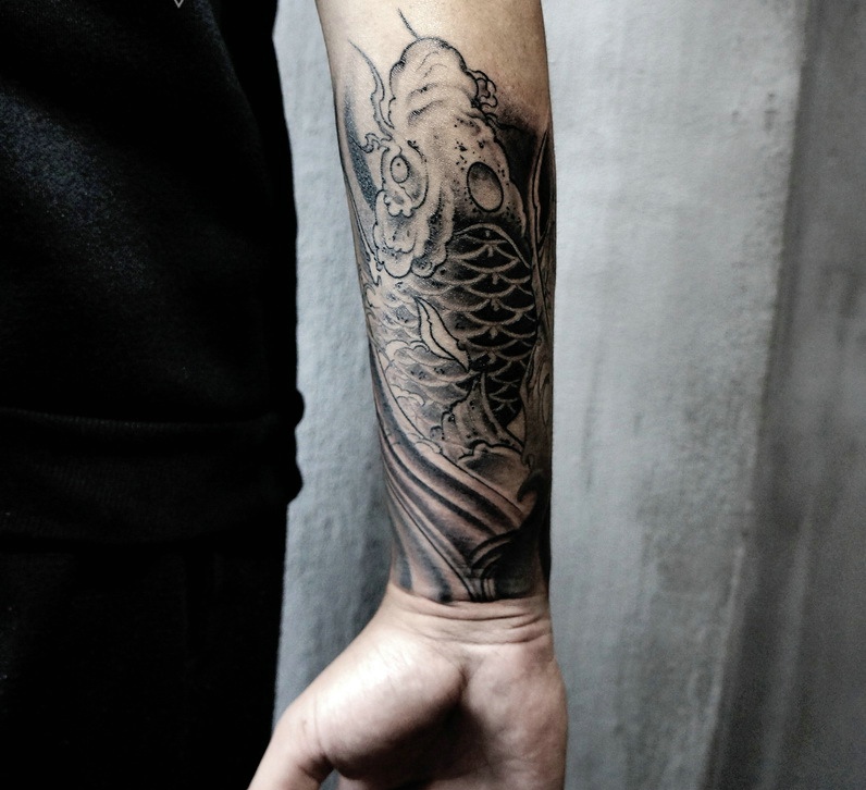 点击大图看下一张：手臂一款黑灰鲤鱼纹身图案