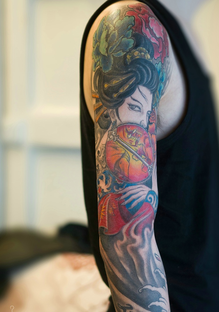 点击大图看下一张：古典精致的彩色花臂牡丹花艺妓海浪纹身图案
