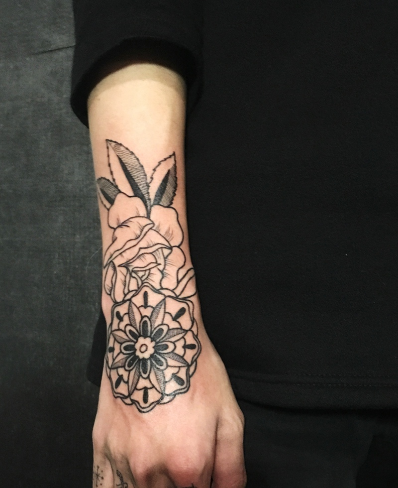 点击大图看下一张：小臂手背时尚好看的花朵纹身刺青