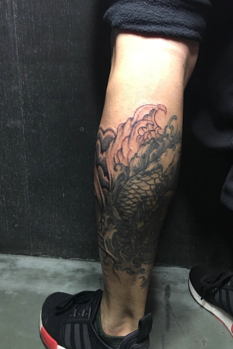 点击大图看下一张：包小腿黑灰鲤鱼浪花纹身图案个性十足
