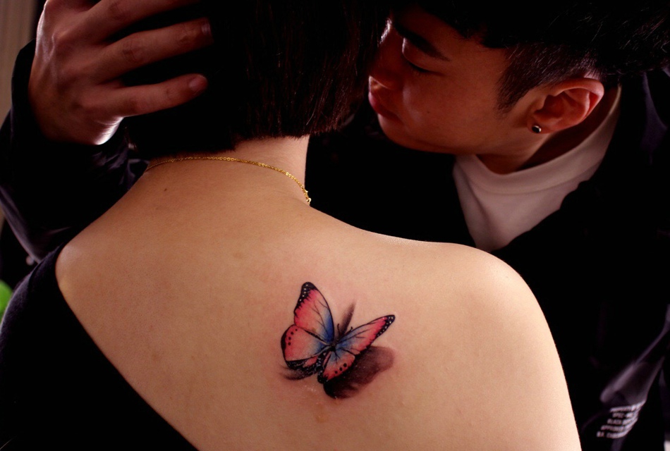 点击大图看下一张：女士背部一只3d彩色蝴蝶纹身图案