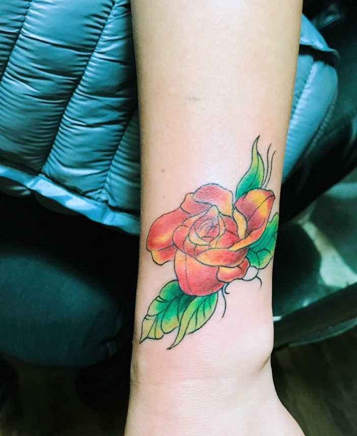 点击大图看下一张：手腕一朵盛开的美丽花朵纹身刺青