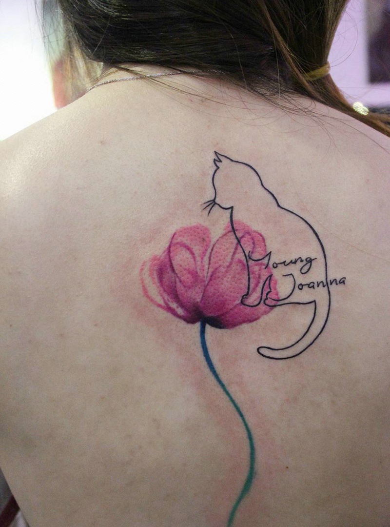 点击大图看下一张：女生后背一支小花与小猫一起的纹身刺青