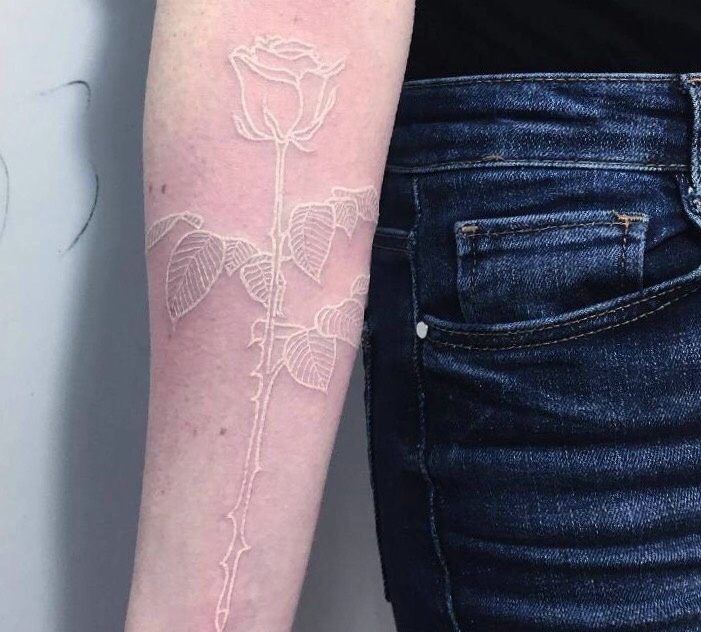 点击大图看下一张：手臂一支隐形玫瑰纹身图案