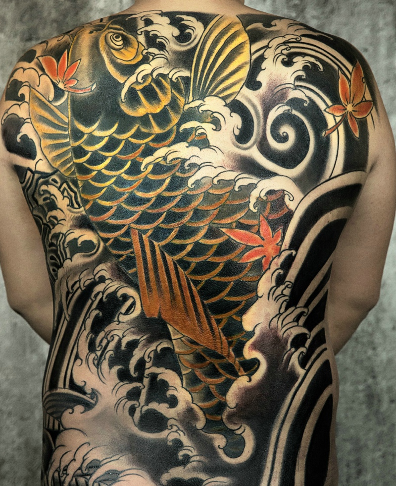 点击大图看下一张：遮盖满背日式浪花枫叶大鲤鱼纹身图案